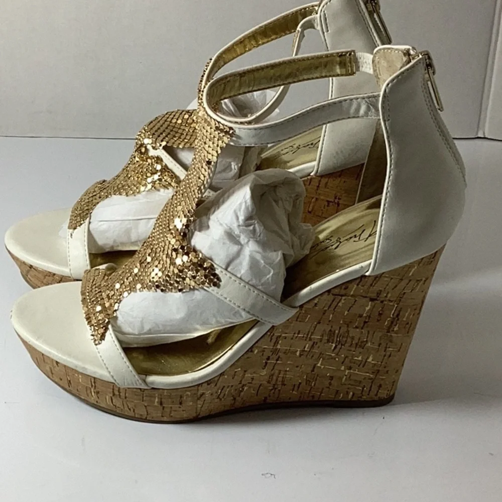 Thalia Sodi chic gold